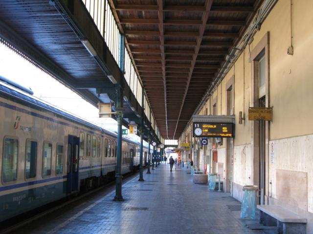 Genova, maniaco molesta le ragazzine sui treni  palpeggiandole e facendo delle proposte oscene