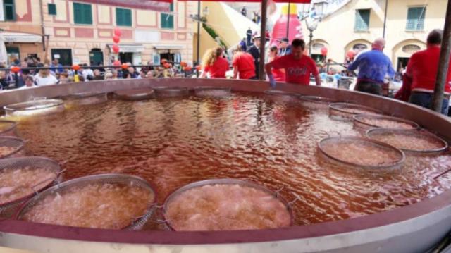 Camogli, da venerd&igrave; al via la sagra del pesce, fritture a volont&agrave; con fuochi d'artificio, mercatini e fal&ograve;