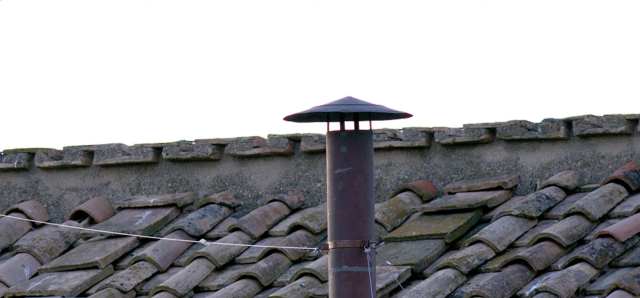 Conclave, il comignolo in attesa della prima fumata dopo la prima votazione nella Cappella Sistina  - DIRETTA