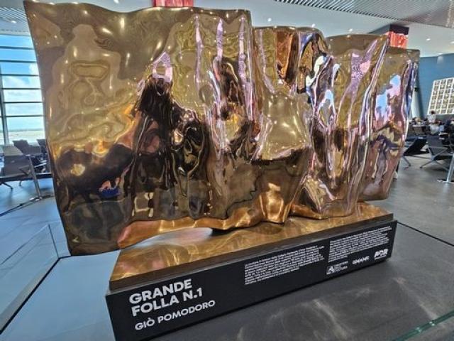 Aeroporto Fiumicino espone 'Grande folla n.1' di  Gi&ograve; Pomodoro, visibile per un anno al terminal 1  