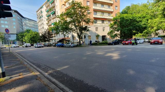 Multa auto parcheggiata fioraio Piazzale Brescia polizia locale