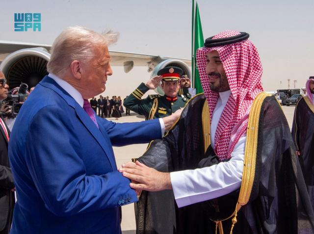 Trump in Arabia Saudita con Elkann, Musk, Zuckerberg, Fink e Altman, tycoon: "Da Riad a investimenti per 1000 mld $ negli Usa", ok di Washington a vendita di armi per 1,4 mld $ agli Emirati