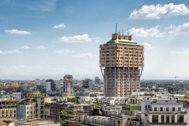 La Torre Velasca rinasce tra design anni &rsquo;50, lusso, ristoranti e nuova piazza; investimento di Hines di &euro;250 milioni