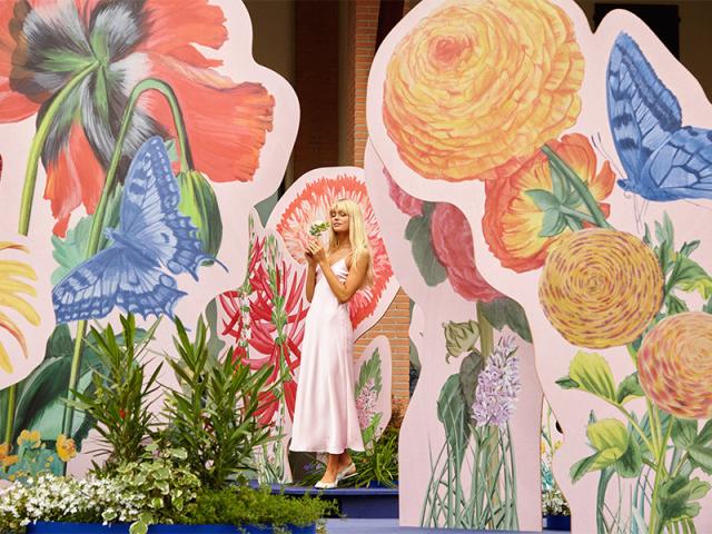 La giocosa narrazione visiva di Sara Ricciardi ai villaggi Land of Fashion 