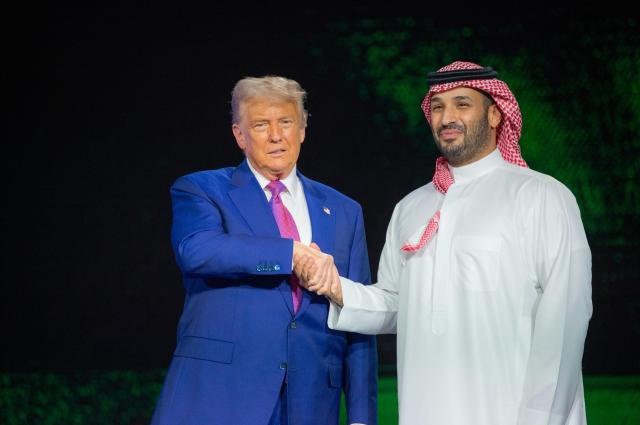 In Arabia Saudita Trump critica l'interventismo occidentale, e celebra la crescita dei paesi sovrani