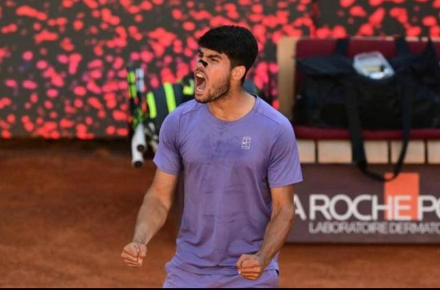 Tennis, Alcaraz batte Sinner nella finale degli Internazionali BNL d&rsquo;Italia a Roma, lo spagnolo trionfa 7-6/6-1 al Foro Italico