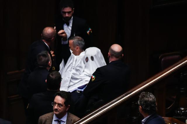 Riccardo Magi alla Camera camuffato da fantasma: l'immagine perfetta della politica "fantasmatica" d'Italia 