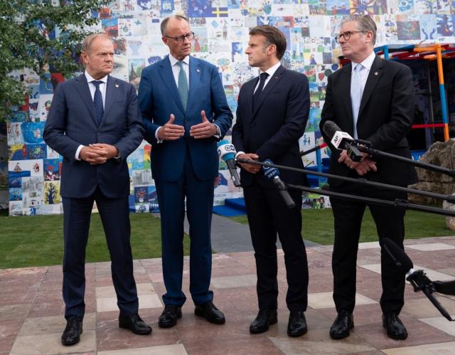 La Meloni non &egrave; nella foto con Macron, Starmer e Merz? E perch&eacute; dovrebbe: per fare la guerra a Putin? Meno male che non ci sia