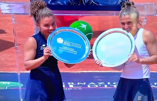 Tennis, Sara Errani e Jasmine Paolini campionesse di doppio agli Internazionali BNL d&rsquo;Italia a Roma, battute Kudermetova-Mertens 6-4/7-5