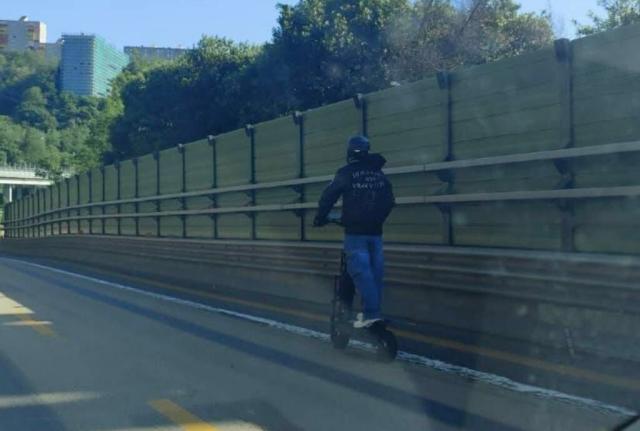 Genova, viaggia indisturbato in autostrada a bordo di un monopattino, mattinata di panico sulla A7 