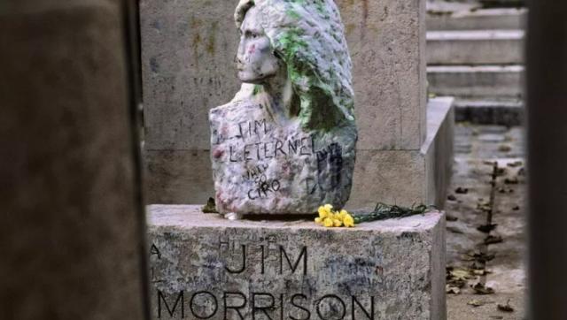 Ritrovato il busto di Jim Morrison rubato dalla tomba 37 anni fa, Procura Parigi: "Scoperta fortuita durante perquisizione per frode"