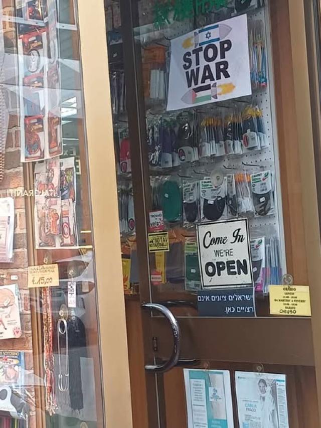 Milano, merceria Tuttomoda come Taverna Santa Chiara a Napoli, il cartello in ebraico: "Gli israeliani sionisti non sono i benvenuti"