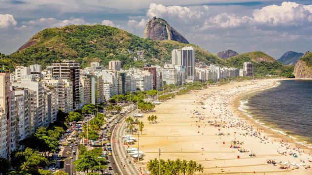rio de Janeiro, addio al samba sulla spiaggia di Copacabana per un decreto del sindaco che vieta la musica nei chioschi