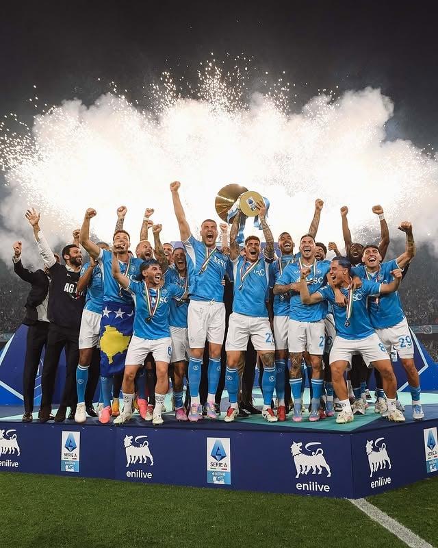 Il Napoli &egrave; campione d'Italia e vince il 4&deg; scudetto della sua storia, battuto il Cagliari 2-0, inutile la vittoria dell'Inter a Como per 2-0