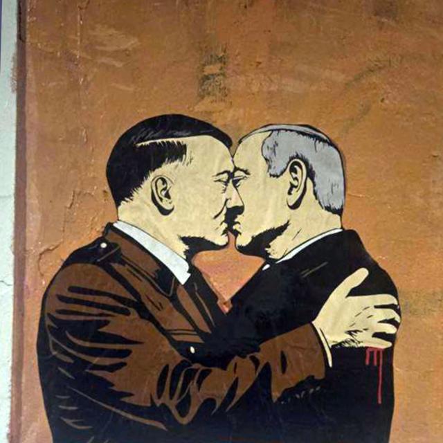 "La Soluzione Finale", il bacio tra Hitler e Netanyahu nel murales di Laika contro il genocidio a Gaza, al liceo Manara a Roma