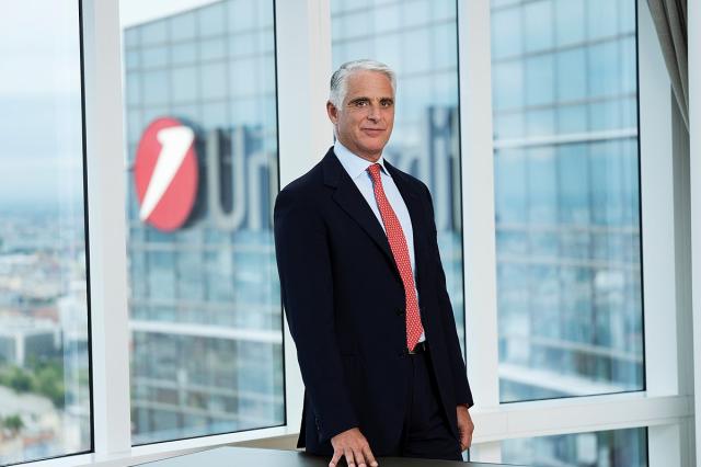 UniCredit sale al 20% in Alpha Bank, aggiudicandosi un altro 9,7%, puntaal 29,9%, atteso un ritorno annuo di &euro;180 milioni