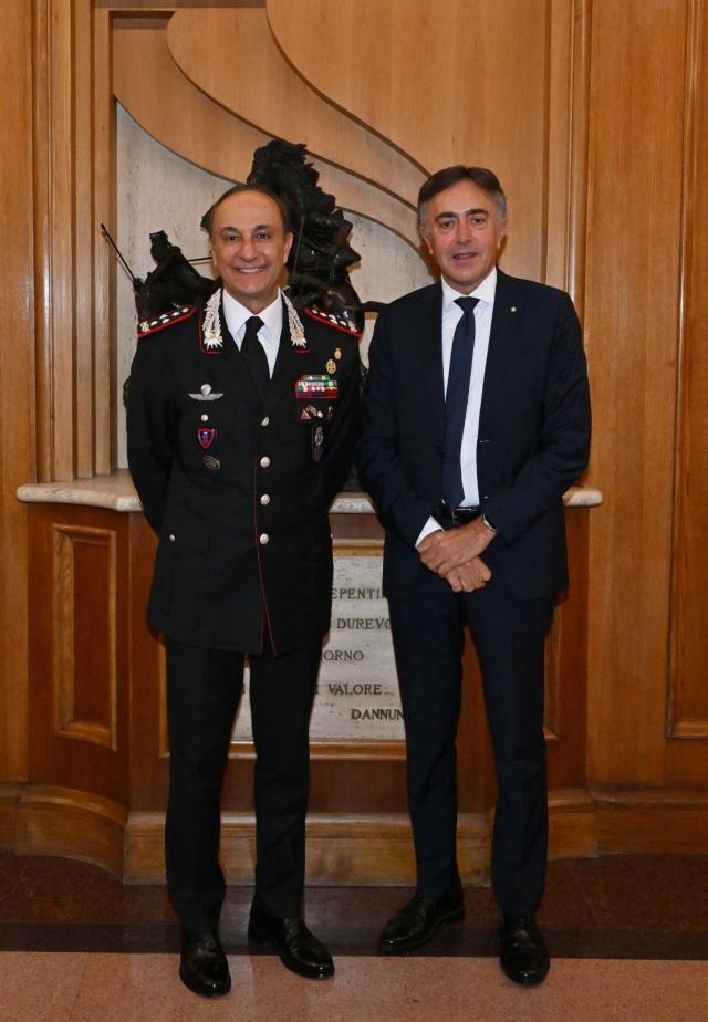 A sinistra il Gen. C.A. Salvatore Luongo e a destra il Direttore Generale di Poste Italiane Giuseppe Lasco