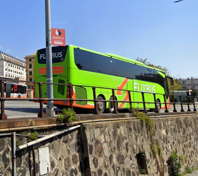 Genova, rubavano i bagagli ai turisti che salivano sui Flixbus, 5 denunciati e 23 trolley recuperati
