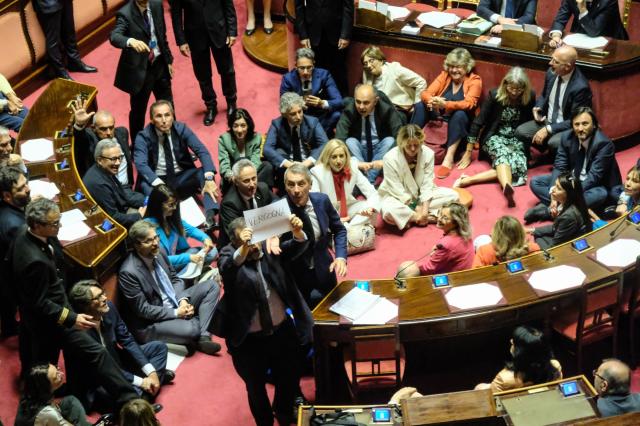 Decreto sicurezza, voto finale in Senato, l'opposizione seduta per terra per protesta, seduta sospesa e poi ripresa - DIRETTA