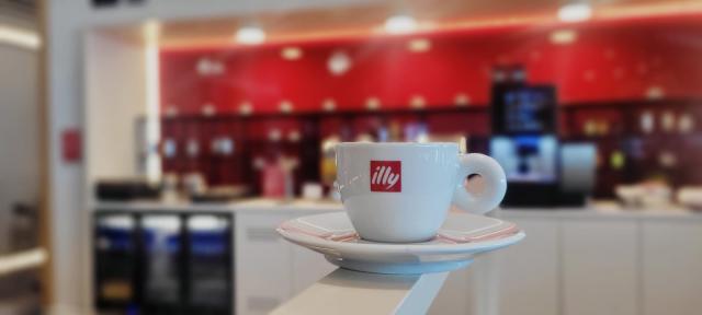 illycaff&egrave;, al via partnership con Iberia; da giugno 2025 il blend italiano sui voli a lungo raggio e nelle VIP lounge