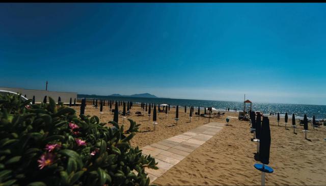 Orrore in un lido di Castelvolturno, tra Napoli e Caserta, dove un 18enne &egrave; morto dopo essere stato accoltellato tra la folla di bagnanti