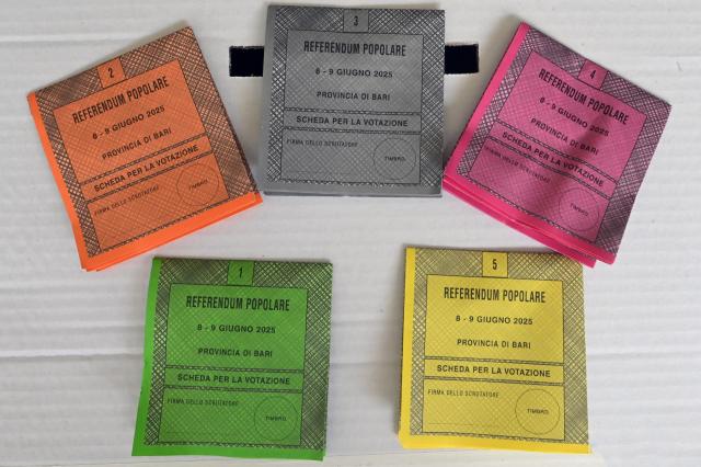 Referendum abrogativi, seggi aperti fino alle 15, flop affluenza: &egrave; al 22,7%, nel 2011 era al 41,1%, quorum lontano