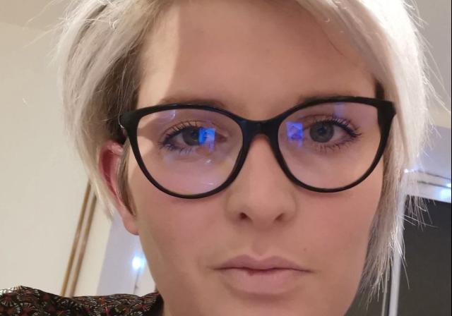 Francia, 14enne accoltella bidella durante controllo zaini e la uccide, Macron: &ldquo;Vieter&oacute; ad under 15 di comprare coltelli online&rdquo;