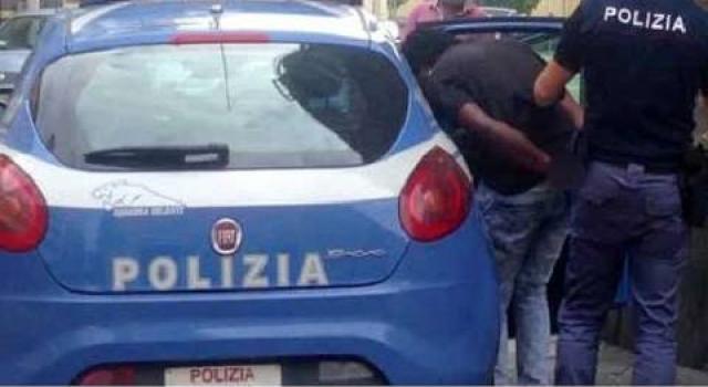 Biella, muratore egiziano 24enne sequestra e stupra donna davanti a figlio di 4 anni: &ldquo;Ti strangolo se ti ribelli&rdquo;, arrestato a Milano