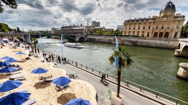 Parigi, riaprono gli stabilimenti balneari in riva alla Senna ma per fare il bagno bisogner&agrave; superare un test di nuoto