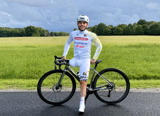 E.ON sostiene l&rsquo;impresa di Andrea Pusateri: 2700 km in bici tra Irlanda e Irlanda del Nord per raccontare inclusione e resilienza