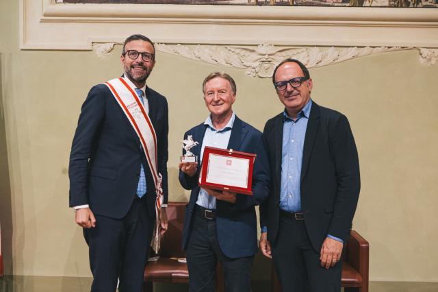 La consegna della targa per i 25 anni di Acqua dell&rsquo;Elba