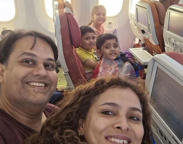 Incidente aereo India, l&rsquo;ultimo selfie della famiglia Joshi prima dello schianto, il volo per Londra per iniziare una nuova vita