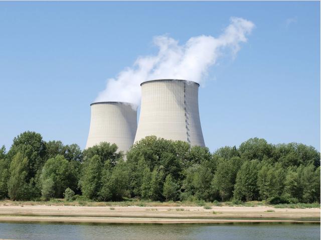 Le due torri di raffreddamento della centrale nucleare di Belleville viste dalla riva della Loira