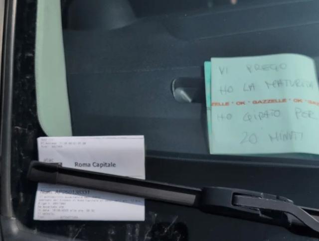 Roma, studente parcheggia su strisce blu senza pagare e lascia biglietto ai vigili: "Vi prego, ho la Maturit&agrave;, ho girato per 20 minuti", multato lo stesso