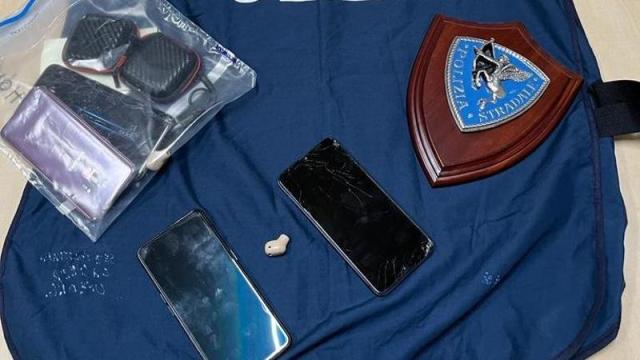 La Spezia, usa l'auricolare per superare i quiz della patente ma si incastra nell'orecchio, salvato dal medico 