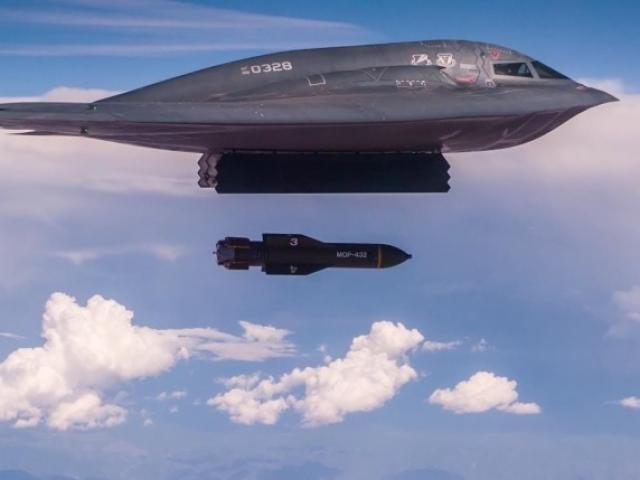 Caccia B2 americano sgancia bombe "bunker buster" sull'Iran