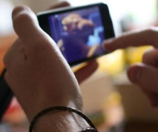 La Spezia, scene di sesso in un locale del centro riprese con gli smartphone, i filmati finiscono nelle chat