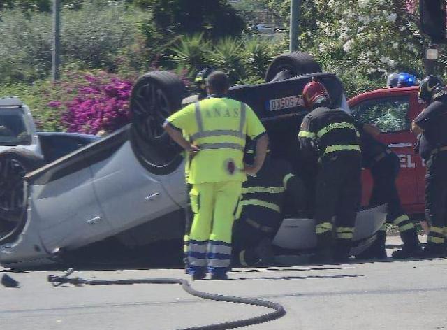 Bayesian, continua la "maledizione" del veliero, incidente per ingegnere diretto ad un sopralluogo, auto elettrica urta vetture e cappotta