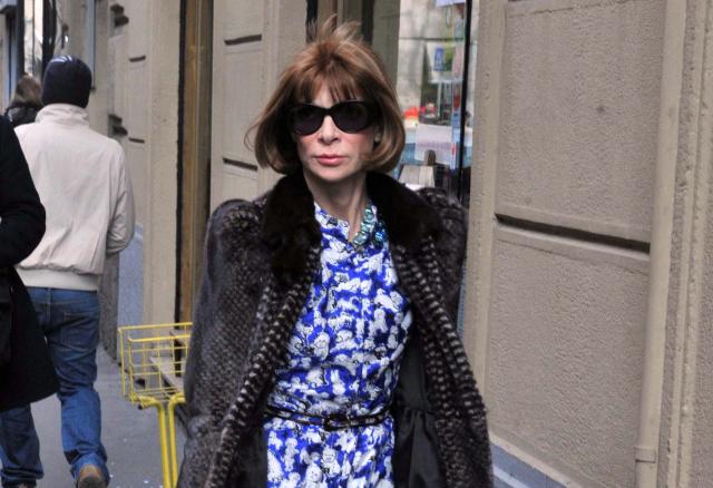 Anna Wintour lascia Vogue dopo 37 anni, inizi&ograve; nel 1988 inserendo per la 1&deg; volta i jeans in copertina abbinati a un maglione da $10mila di Christian Lacroix