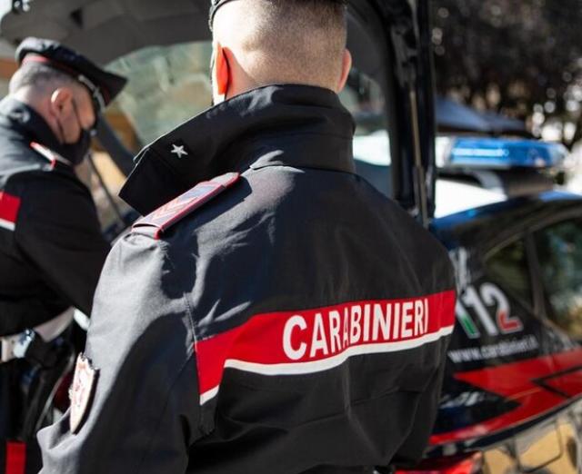 Chiavari, i genitori non vogliono pi&ugrave; aiutarlo economicamente, quarantenne minaccia mamma e pap&agrave; col martello