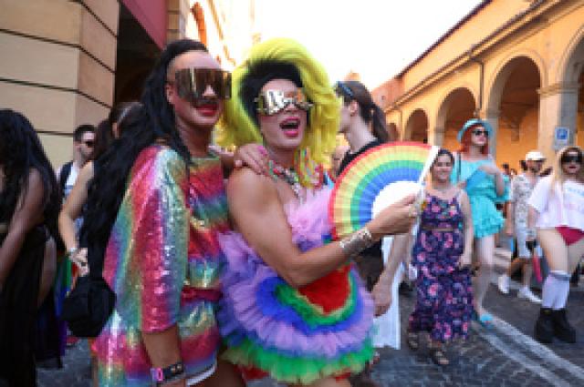 Il contestato pride di Budapest: il trionfo del capitalismo arcobaleno, con la sinistrash italiana presente