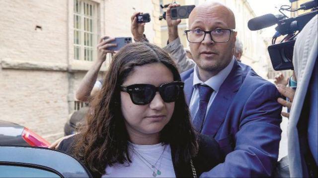 Chiara Petrolini, al via processo per la 21enne accusata di aver ucciso i suoi due neonati, disposta perizia psichiatrica, rischia l'ergastolo