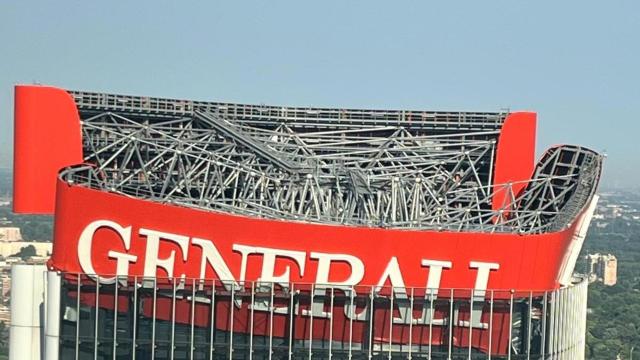 Generali, cedimento parziale di un&rsquo;insegna sulla Torre Hadid a Milano: edificio evacuato e chiusa temporaneamente la metro Tre Torri