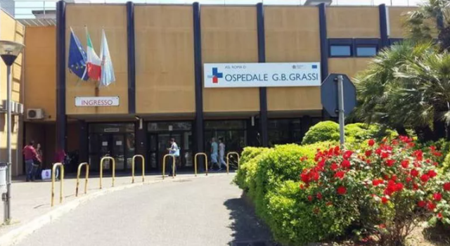 Ostia, 40enne brasiliano trovato ferito in un carrello della spesa, sul corpo segni di torture, al collo cartello con la scritta "infame"