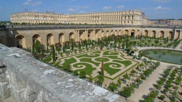 Versailles, bambina di 10 anni americana morta per infarto, malore improvviso mentre visitava i giardini, problemi di salute&nbsp;pregressi