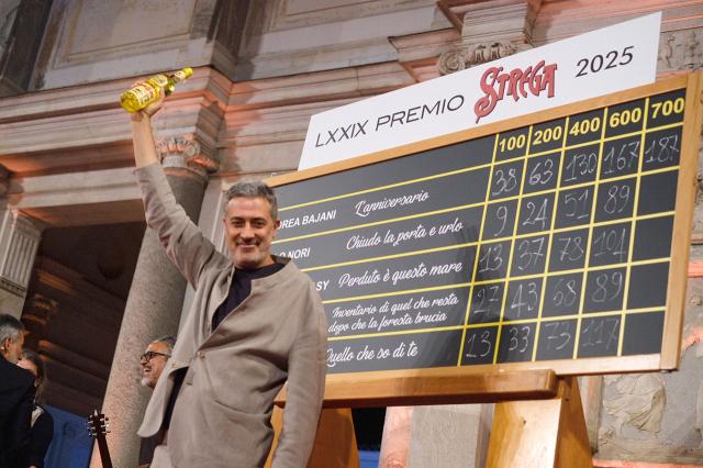 Premio Strega 2025, Andrea Bajani vince con "L&rsquo;anniversario" (Feltrinelli), romanzo sulla rottura familiare e sul potere del racconto