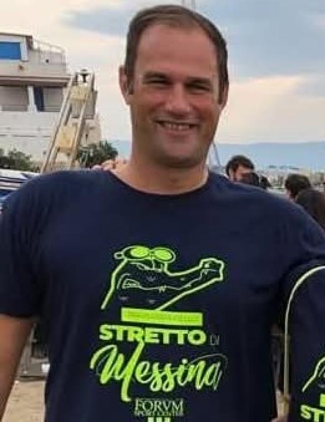 Addio a Luca Tranzillo, morto a 52 anni per infarto mentre svolgeva la Traversata dello Stretto di Messina l&rsquo;atleta e istruttore FIN
