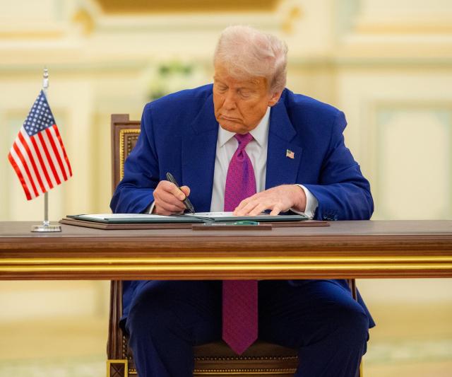 Dazi Trump, il tycoon minaccia tariffe del 200% su prodotti farmaceutici e 50% su rame, poi sull&rsquo;Ue: &ldquo;Lettera in arrivo entro 2 giorni&rdquo;