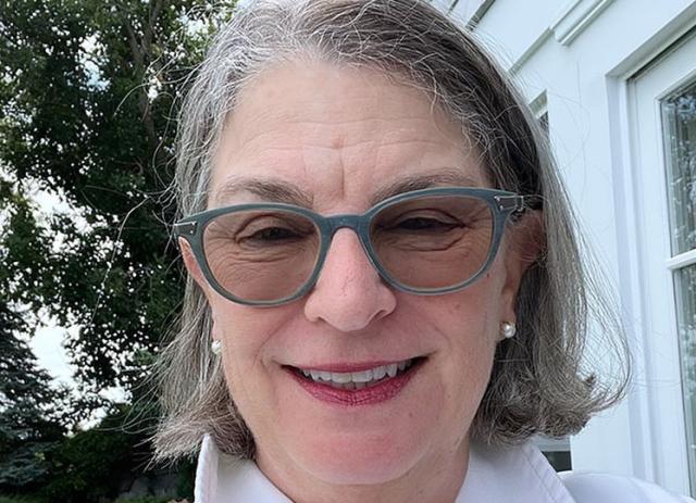 Pfizer, la direttrice degli affari aziendali Sally Susman si dimette dopo 18 anni, la decisione legata al Pfizergate sul vaccino Covid