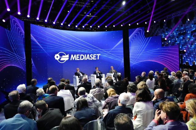 Palinsesti Mediaset 2025-26, Berlusconi annuncia debutto di Max Giusti, Simona Ventura al Gf, Nuzzi al posto di Myrta Merlino a &ldquo;Pomeriggio Cinque&rdquo;